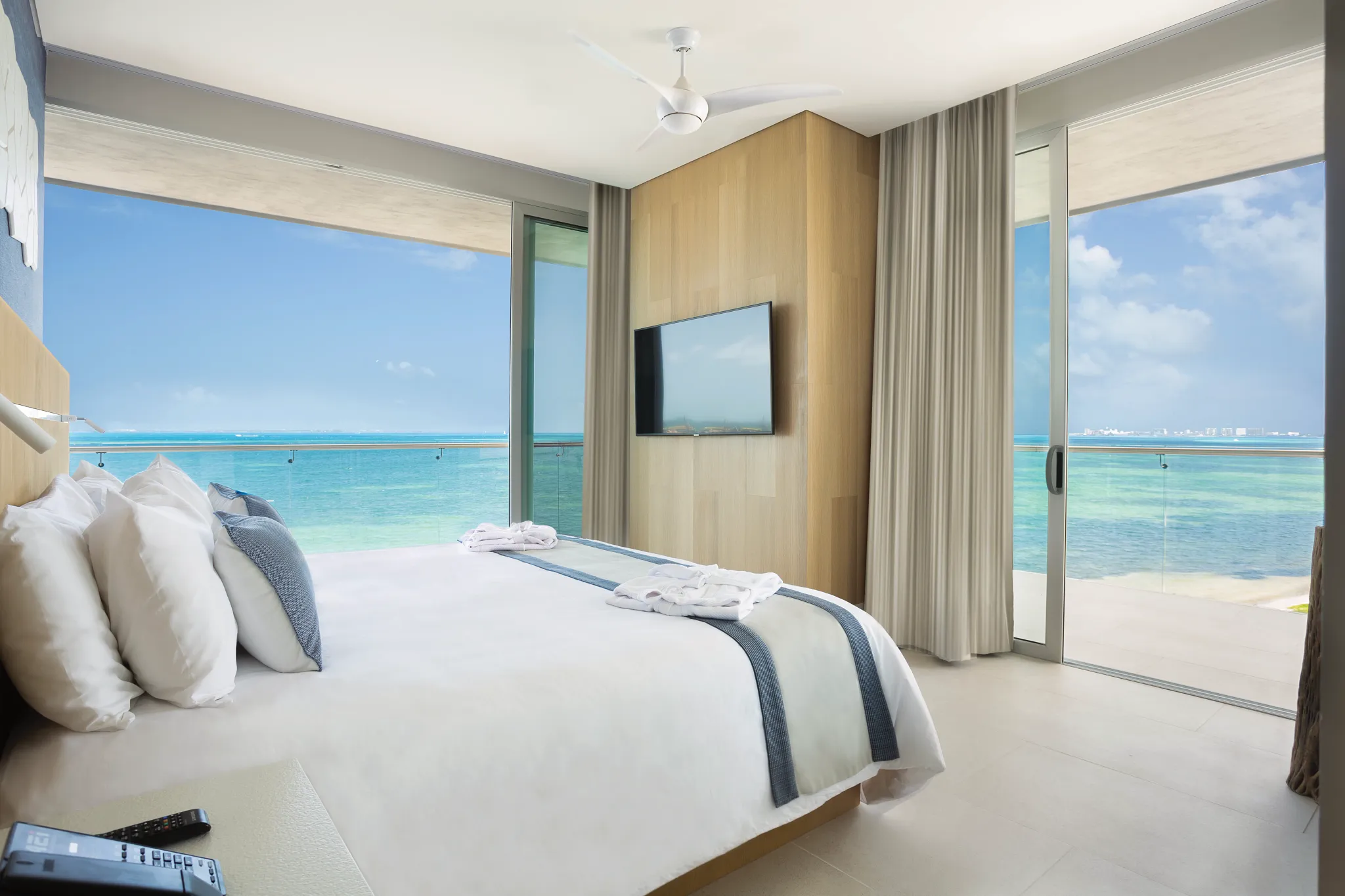 Preferred Club Master Suite Ocean Front bedroom with king bed and floor-to-ceiling ocean views at Dreams Vista Cancun.